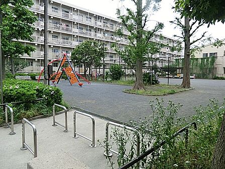矢向五丁目公園 280m 住宅街の十分な広さの公園です。公園の設備には水飲み・手洗い場があります。