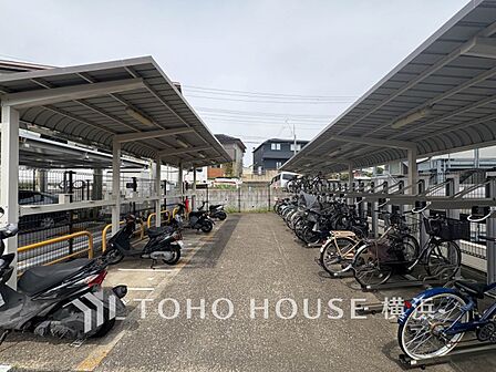 屋根付きの駐輪スペースは、雨風から大事な愛車を守ってくれます。