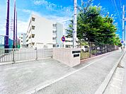 横浜市立東山田中学校　750m　徒歩10分。部活などで帰りが遅くなっても安心の距離です。 