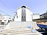 外観：爽やかな青空の下に贅沢なほどに降り注ぐ陽光、豊かな居住性と、クオリティが見事に調和した住空間。