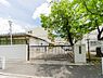 周辺：横浜市立富岡中学校　1300m　徒歩17分。子育て世代に優しい落ち着いた住環境。 