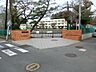 周辺：横浜市立釜利谷小学校　500m　徒歩7分。小学校が近いのは子育てファミリーにもおすすめのポイントです。 