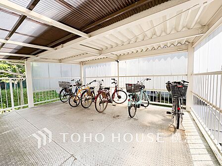 屋根付きの駐輪スペースは、雨風から大事な愛車を守ってくれます。