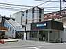 周辺：京急線「京急富岡」駅　1200m　「横浜」駅へ乗り換えなしで約27分。「上大岡」駅で快特乗車に乗り換えれば「横浜」駅へ約21分。 
