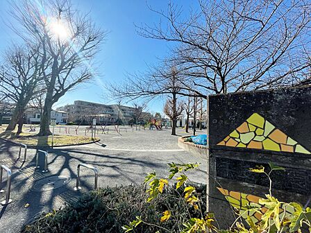平安公園 200m 閑静な住宅街の一角の広い敷地にある、子供たちのにぎやかな声が聞こえる公園。屋外プールも併設。