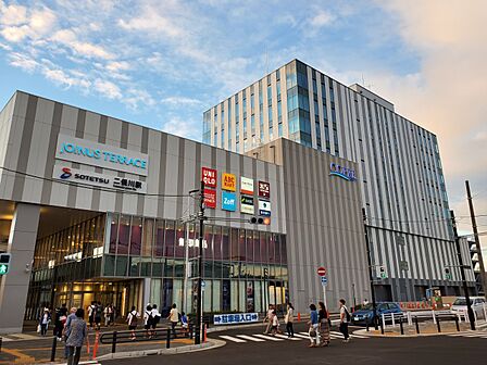 ジョイナステラス二俣川 900m 相鉄線を挟んでテラス1とテラス2の2つの建物で構成される大型ショッピングモール。