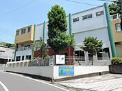 都田幼稚園　350m　都田の森に隣接する緑豊かな幼稚園。アスレチック遊具など周りの自然と調和した園庭で楽しく遊びます。 