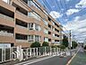外観：生活利便に優れた住環境に立地し、ゆとりある生活が送れます。