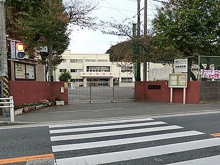 横浜市立大道小学校　650m　徒歩9分。小学校が近いのは子育てファミリーにもおすすめのポイント。 