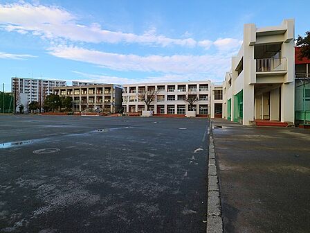 横浜市立富岡東中学校 1000m 徒歩13分。部活などで帰りが遅くなっても安心の距離です。