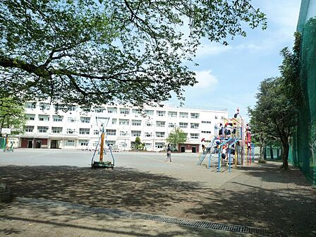 横浜市立常盤台小学校 1200m 徒歩16分。子育て世代に優しい落ち着いた住環境。