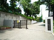 横浜市立都田中学校　2900m　徒歩37分。子育て世代に優しい落ち着いた住環境。 