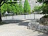 周辺：西久保町公園　900m　丸みを帯びた三角形の輪郭をした広場があり、鉄骨を組み合わせたようなオブジェが設けられている公園。   
