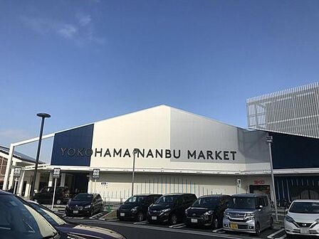 BRANCH横浜南部市場 800m 食品スーパーや飲食店・物販、カフェなどを含めた15店舗が出店しています。