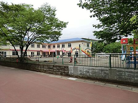 あけぼの幼稚園 350m 異年齢の子供どおしの関わりを多く持てるよう、年中・年長を一緒にしたクラス編成になっています。
