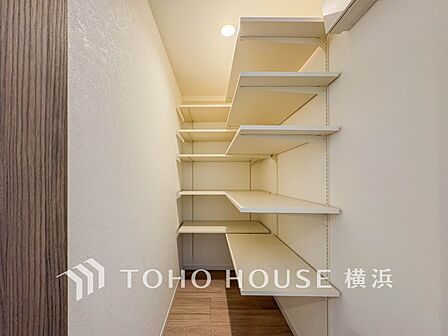 パントリーには缶詰や調味料などの食品類、かさばるペーパーやラップ類をまとめて収納できます。