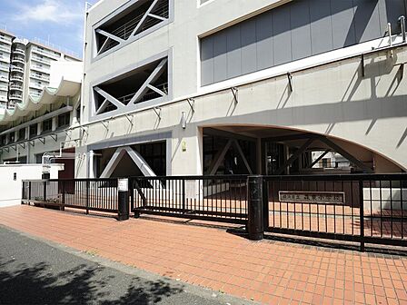 横浜市立森東小学校 550m 徒歩7分。小学校が近いのは子育てファミリーにもおすすめのポイントです。