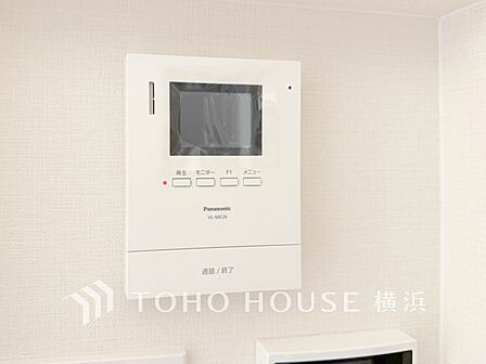 誰が来てもわかる様にモニター付きインターホンを設置。快適と安らぎを合わせた優しい設計。