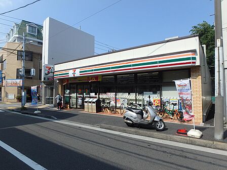 セブン-イレブン 横浜三吉橋店 550m 24時間営業。近くにあるとちょっとした買い物にも便利ですね。