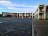 周辺：横浜市立富岡東中学校　1400m　徒歩18分。子育て世代に優しい落ち着いた住環境。 