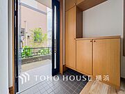 上質感漂う玄関と廊下。居住者の帰り、訪れる方を優しく迎えてくれます。