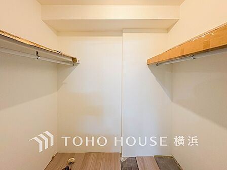 季節物の衣類もスッキリ収納できるウォークインクロゼット。