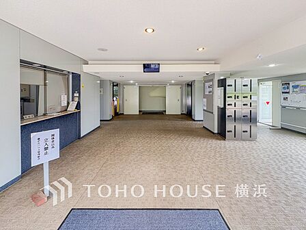心地よい光と風があふれたエントランス。清潔感があり、行き届いた管理体制がうかがえます。