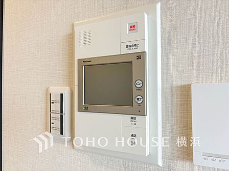 誰が来てもわかる様にモニター付きインターホンを設置。快適と安らぎを合わせた優しい設計。