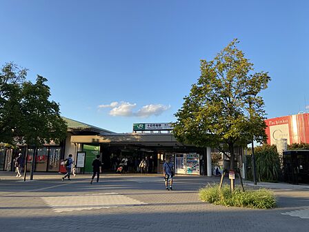 十日市場駅 (JR横浜線) 720m ターミナル「横浜」駅へは直通約25分。東急田園都市線の乗り換え駅「長津田」駅へは約3分の乗車。
