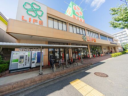 ライフ青葉しらとり台店　130m　駐車場は51台。屋根があるので濡れずにお買いものができます。焼き立てのパンも購入できます。 