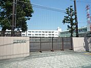 横浜市立谷本中学校　750m　徒歩10分。部活などで帰りが遅くなっても安心の距離感です。 