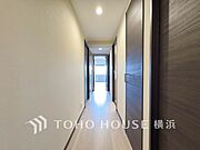清潔感漂う廊下。各お部屋をつなぐ主要空間として美しく存在しています。