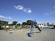 岡野公園　850m　野球場、プールから遊具は幼児も遊べるものまでそろっている、子供たちは退屈することのない場所です。 
