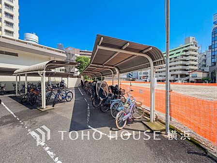屋根付きの駐輪スペースは、雨風から大事な愛車を守ってくれます。