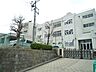 周辺：横浜市立みたけ台小学校　650m　徒歩9分。小学校が近いのは子育てファミリーにもおすすめのポイントです。 