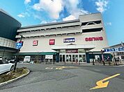 sanwa本牧店　600m　本牧フロント内にあるスーパー。食卓を彩る新鮮で品質の良い食品が魅力。日々のお買い物に便利。 