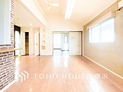 あたたかい日差しがたっぷり降り注ぐLDKは自然と家族の顔があかるい笑顔に。（2026年6月撮影）
