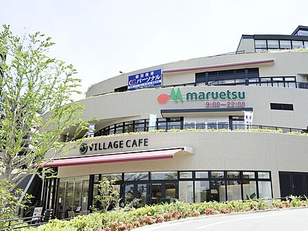マルエツ磯子店 900m 9時~22時営業。毎日の食卓を彩る新鮮な食料品が揃います。駐車場104台完備。
