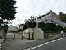 周辺：横浜市立汐見台小学校　160m　徒歩2分。小学校が近いのは子育てファミリーにもおすすめのポイント。 