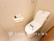 清潔感溢れるトイレ。落ち着いた空間で安らぎのひとときをお過ごしいただけます。