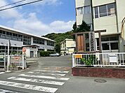 逗子市立久木中学校　1300m　徒歩17分。子育て世代に優しい落ち着いた住環境。 