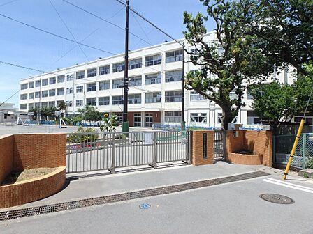 横浜市立上星川小学校　650m　徒歩9分。小学校が近いのは子育てファミリーにもおすすめのポイント。 