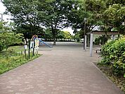 小雀公園　350m　テニスコートや運動広場など有料施設の他、雑木林、湿地、草地などの豊かな自然環境が整った公園です。 