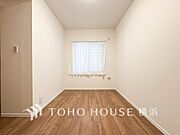 一日の疲れをいやしてくれる寝室。時を忘れて過ごす場所として過ごせるお部屋。
