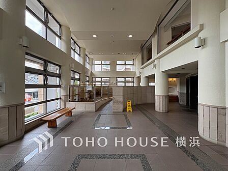 外と内をつなぐエントランスロビーは、格調ある雰囲気を漂わせた上質な空間。