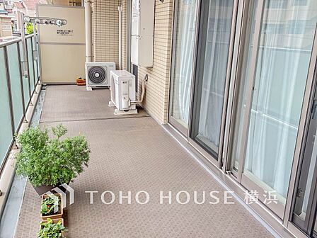 休日にまとめてお洗濯される方も安心のバルコニー。