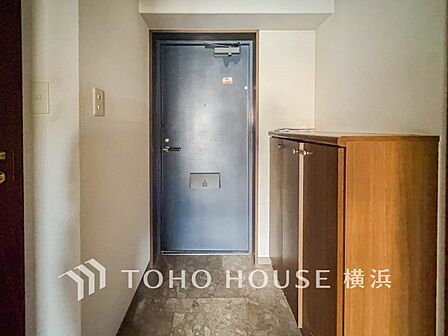 ダークなカラーの玄関ドアは重厚感があり、本邸宅に気品をプラス。