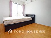 一日の疲れをいやしてくれる寝室。時を忘れて過ごす場所として過ごせるお部屋。