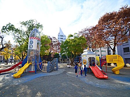 千歳公園　240m　ロケットや宇宙船の形をした複合遊具が楽しい公園。緑に囲まれ木陰でホッと一休みできそうな公園です。 