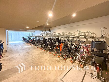 屋内式の駐輪スペースは、雨風から大事な愛車を守ってくれます。